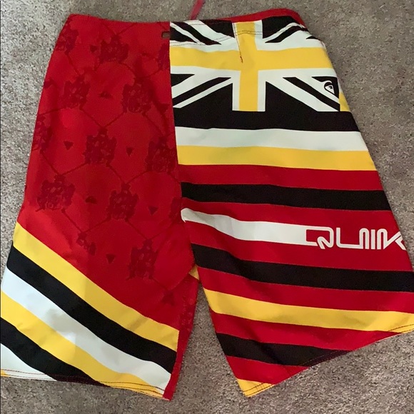 Quicksilver board shorts size 30 - Picture 3 of 3